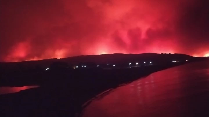 «Καήκαμε ρε! Που είναι τα αεροπλάνα;» - «Πάρε τον Μητσοτάκη τώρα» – Οργή λαού και τοπικών φορέων στη βόρεια Εύβοια - Απεγκλωβίστηκαν πάνω από 600 άνθρωποι